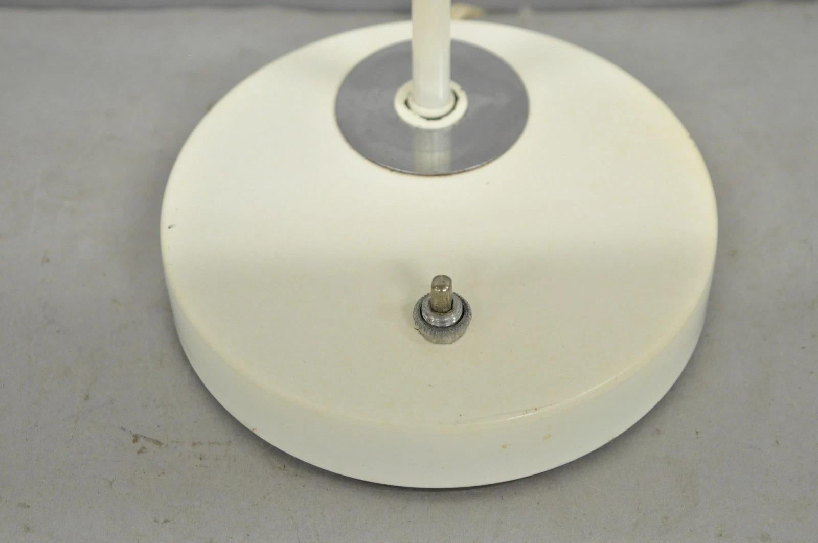 Vintage Mid Century Modern Weiß Emaille Metall Bogen Schreibtischlampe w / Chrom Akzente im Zustand „Gut“ im Angebot in Philadelphia, PA