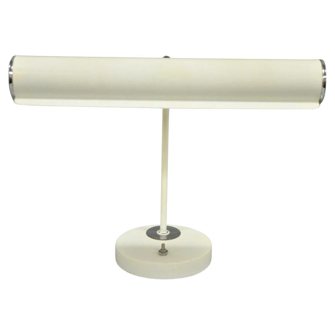 Vintage Mid Century Modern Weiß Emaille Metall Bogen Schreibtischlampe w / Chrom Akzente im Angebot