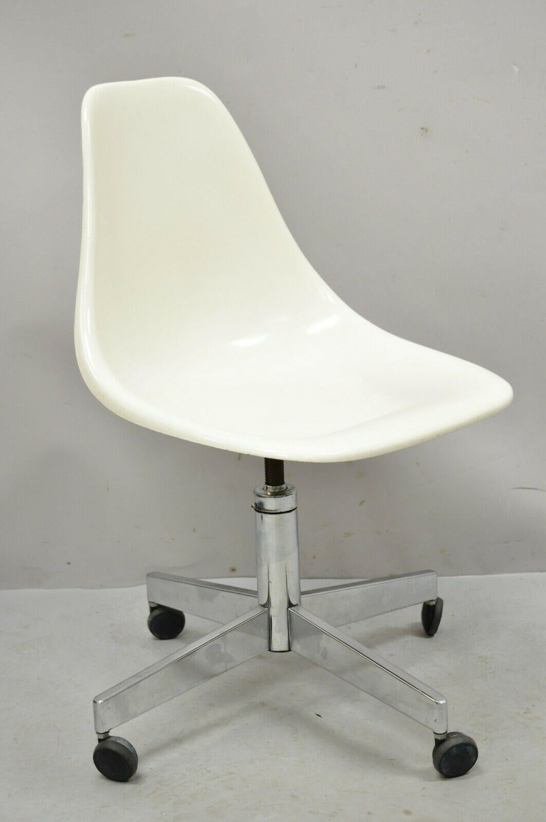 Vintage Mid Century Modern White Fiberglass Shell Rolling Adjustable Desk Chair For Sale 1