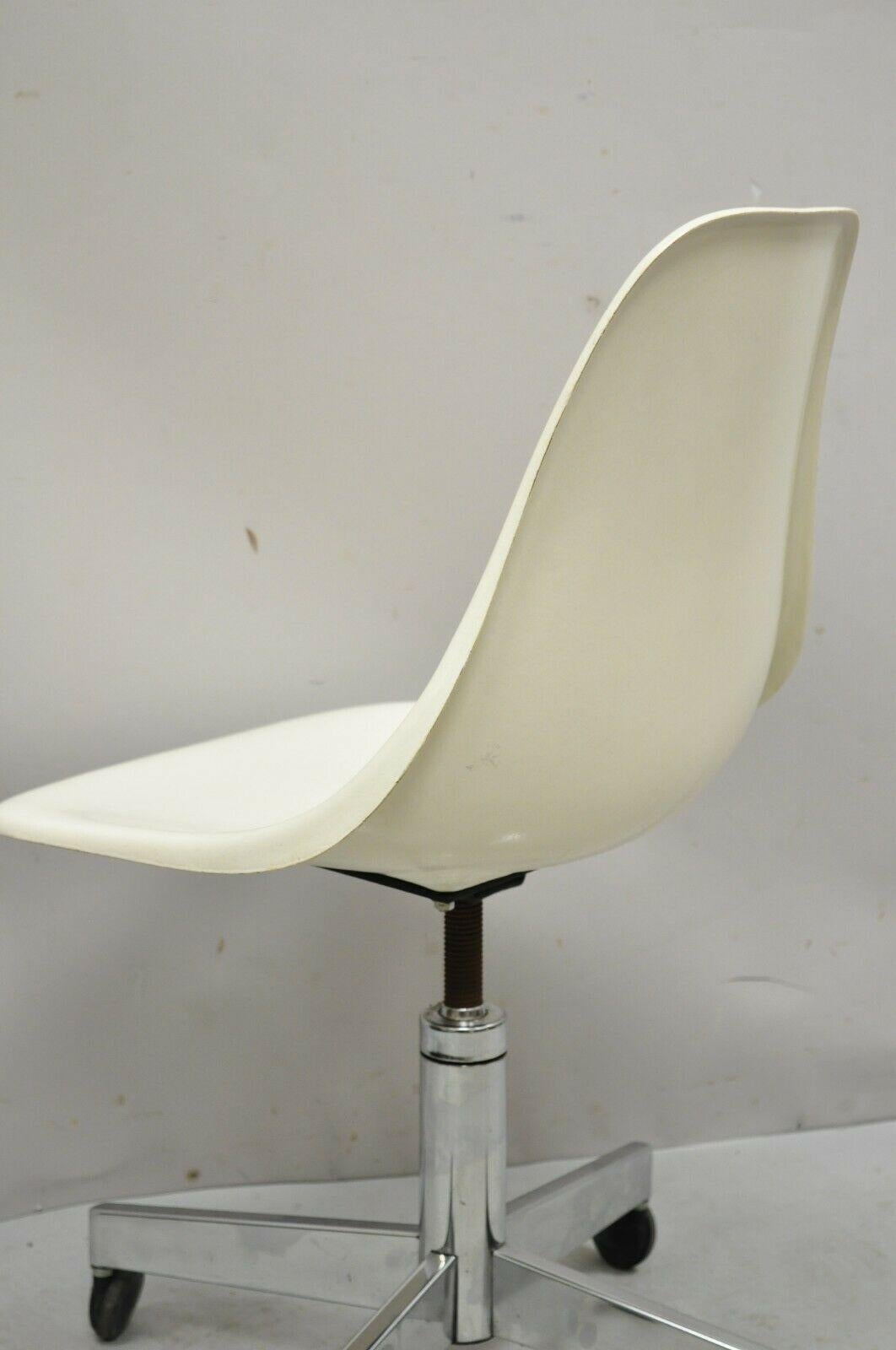 Mid-Century Modern Vintage Mid Century Modern White Fiberglass Shell Rolling Adjustable Desk Chair