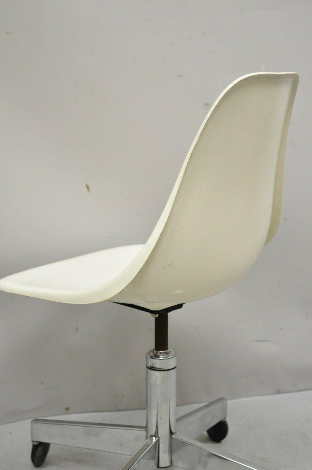 Mid-Century Modern Vintage Mid Century Modern White Fiberglass Shell Rolling Adjustable Desk Chair For Sale