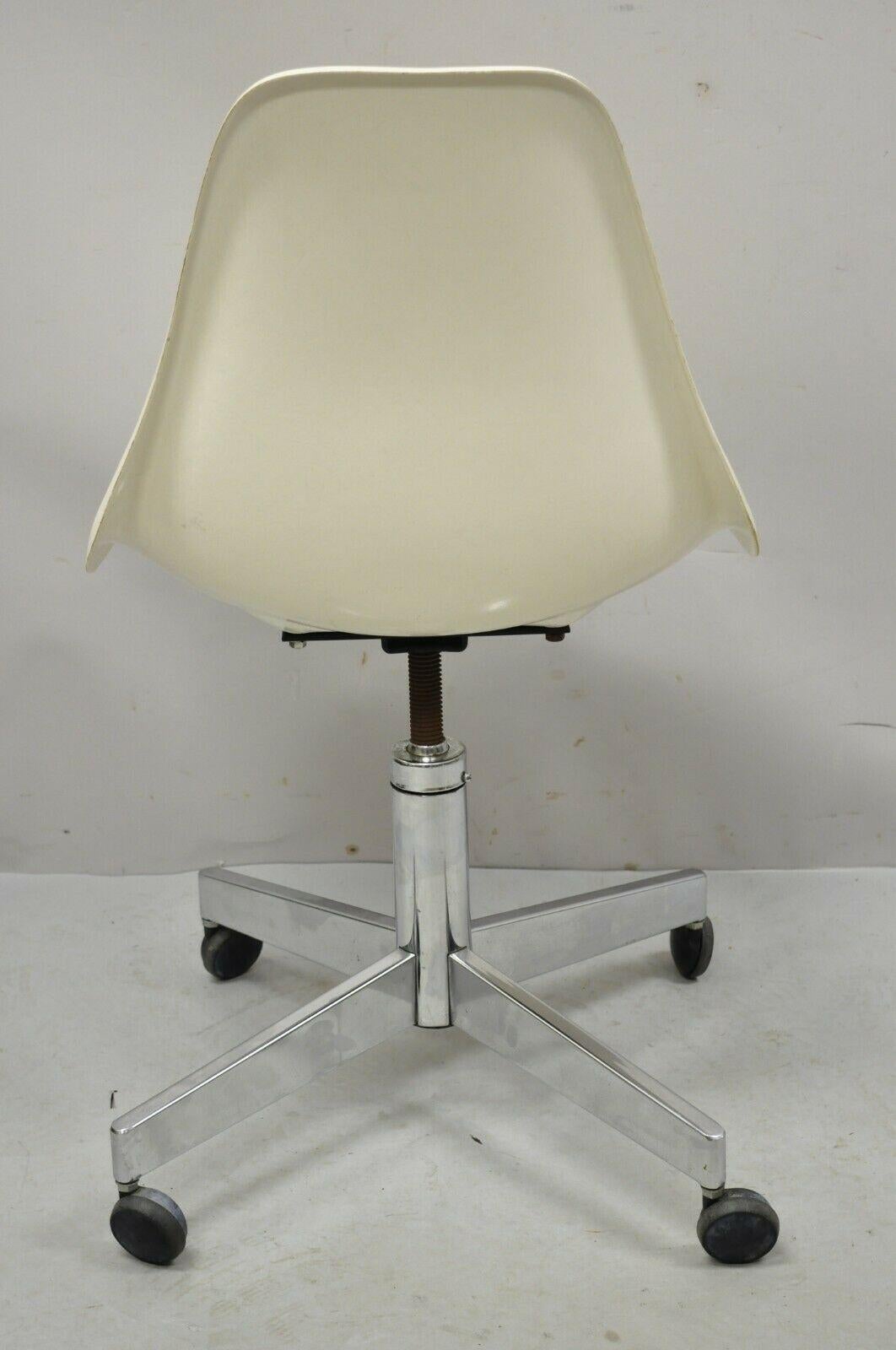 American Vintage Mid Century Modern White Fiberglass Shell Rolling Adjustable Desk Chair For Sale