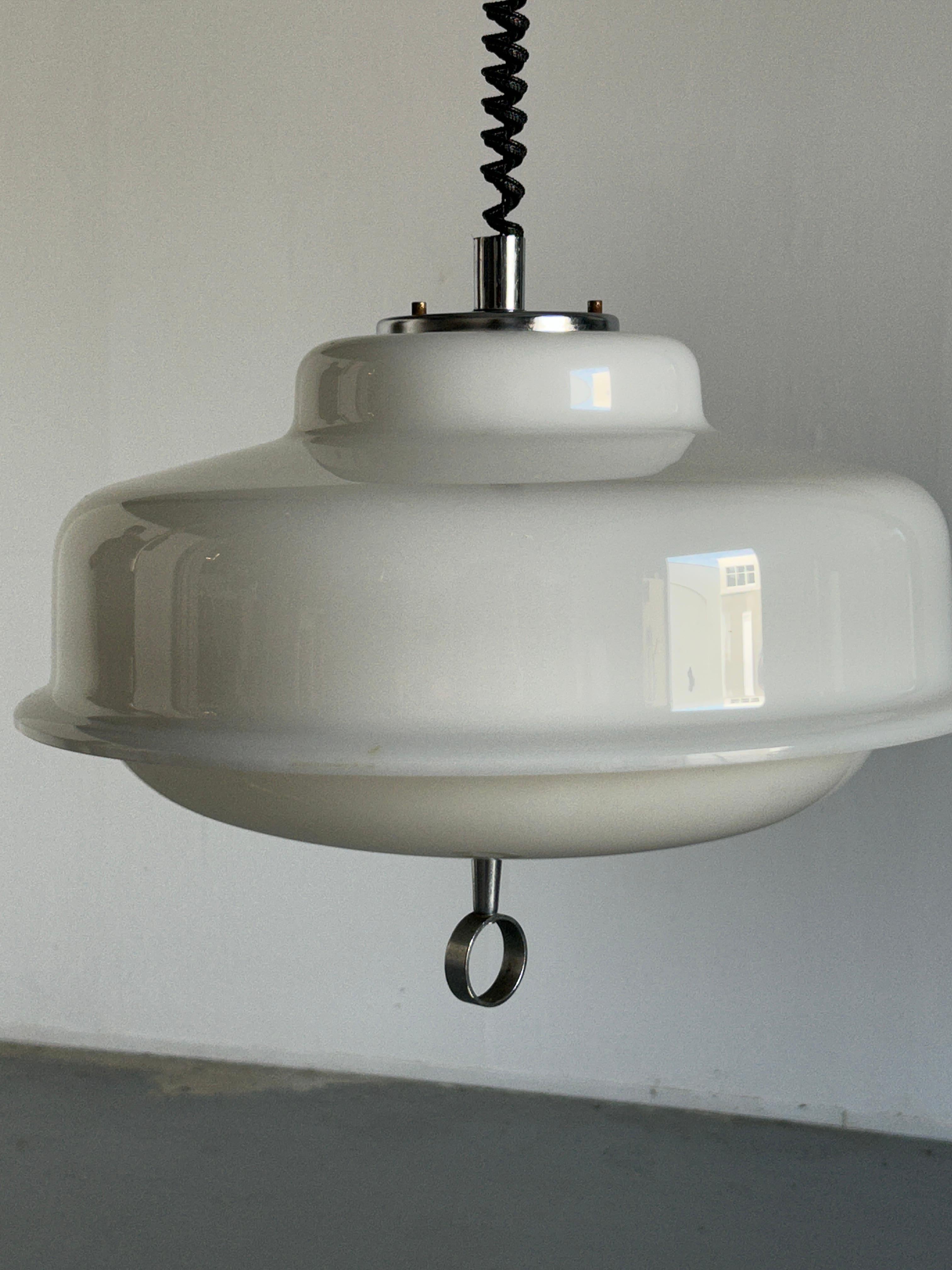 Vintage Mid-Century Modern White Mushroom Lamp designed by Harvey Guzzini, 1970s For Sale 2