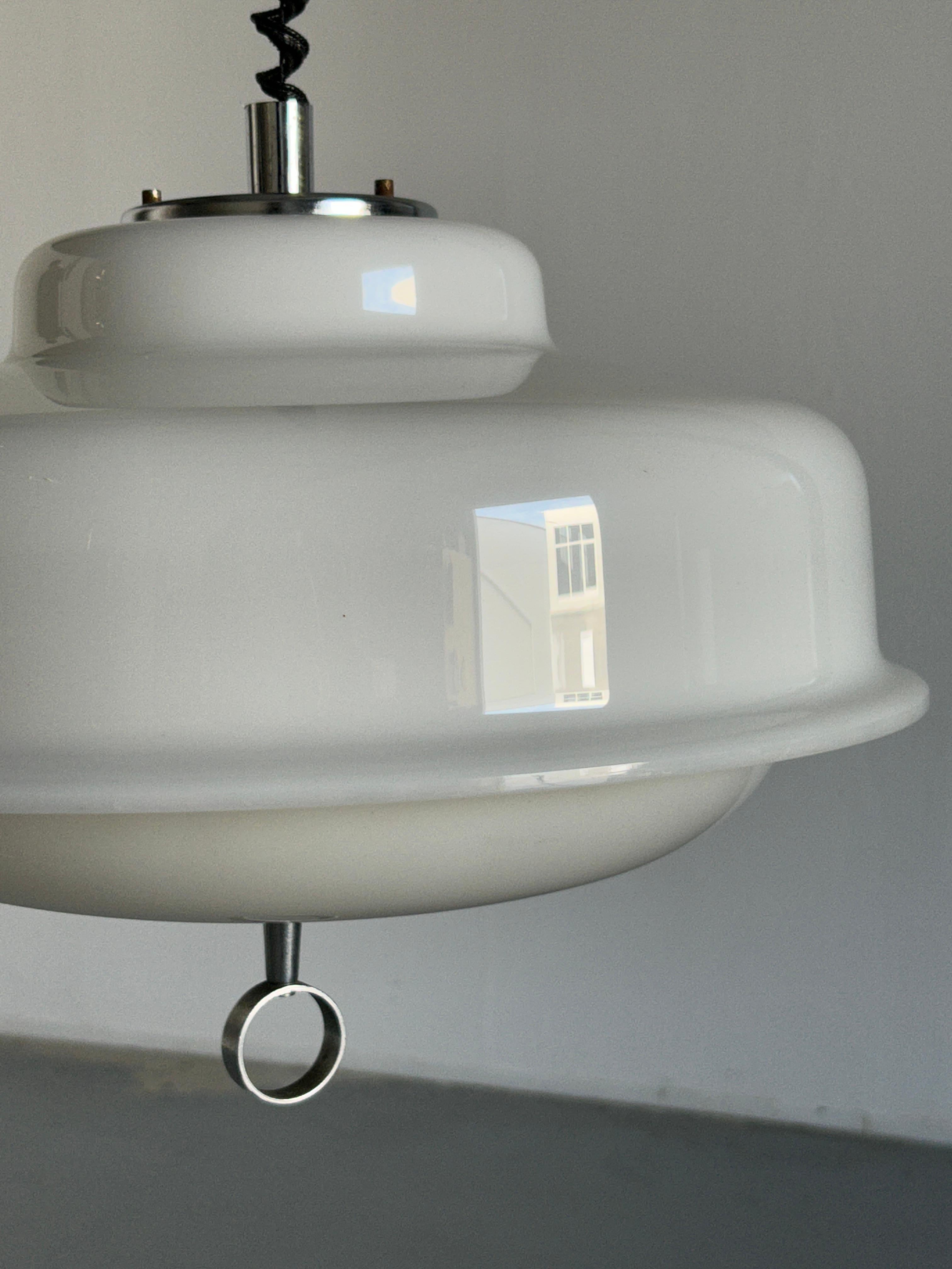 Vintage Mid-Century Modern White Mushroom Lamp designed by Harvey Guzzini, 1970s For Sale 3