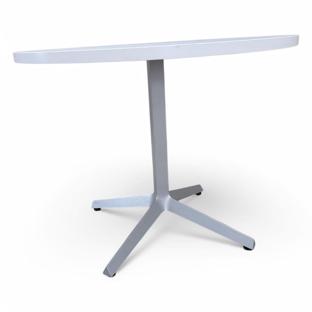 Vintage Mid Century Modern Weißer Runder Tisch von Knoll

Der weiße runde Tisch Vintage Mid Century Modern von Knoll ist ein zeitloses Möbelstück, das Stil und Funktionalität nahtlos miteinander verbindet. Investieren Sie in diesen Tisch, um einen
