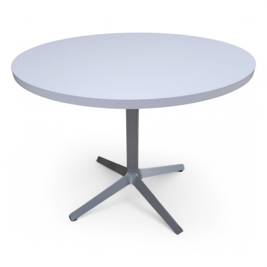 Vintage Mid Century Modern Weißer Runder Tisch von Knoll (Moderne) im Angebot