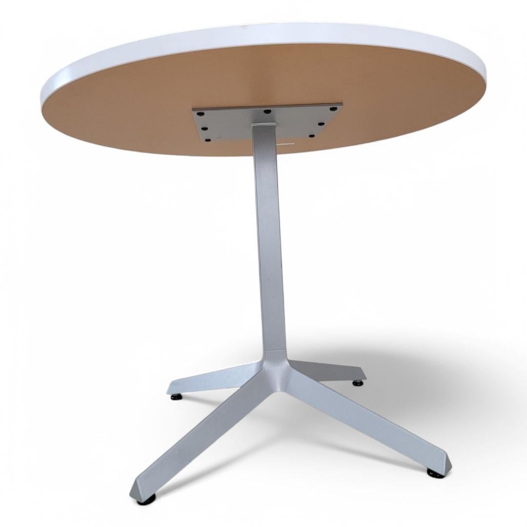 Vintage Mid Century Modern Weißer Runder Tisch von Knoll (amerikanisch) im Angebot