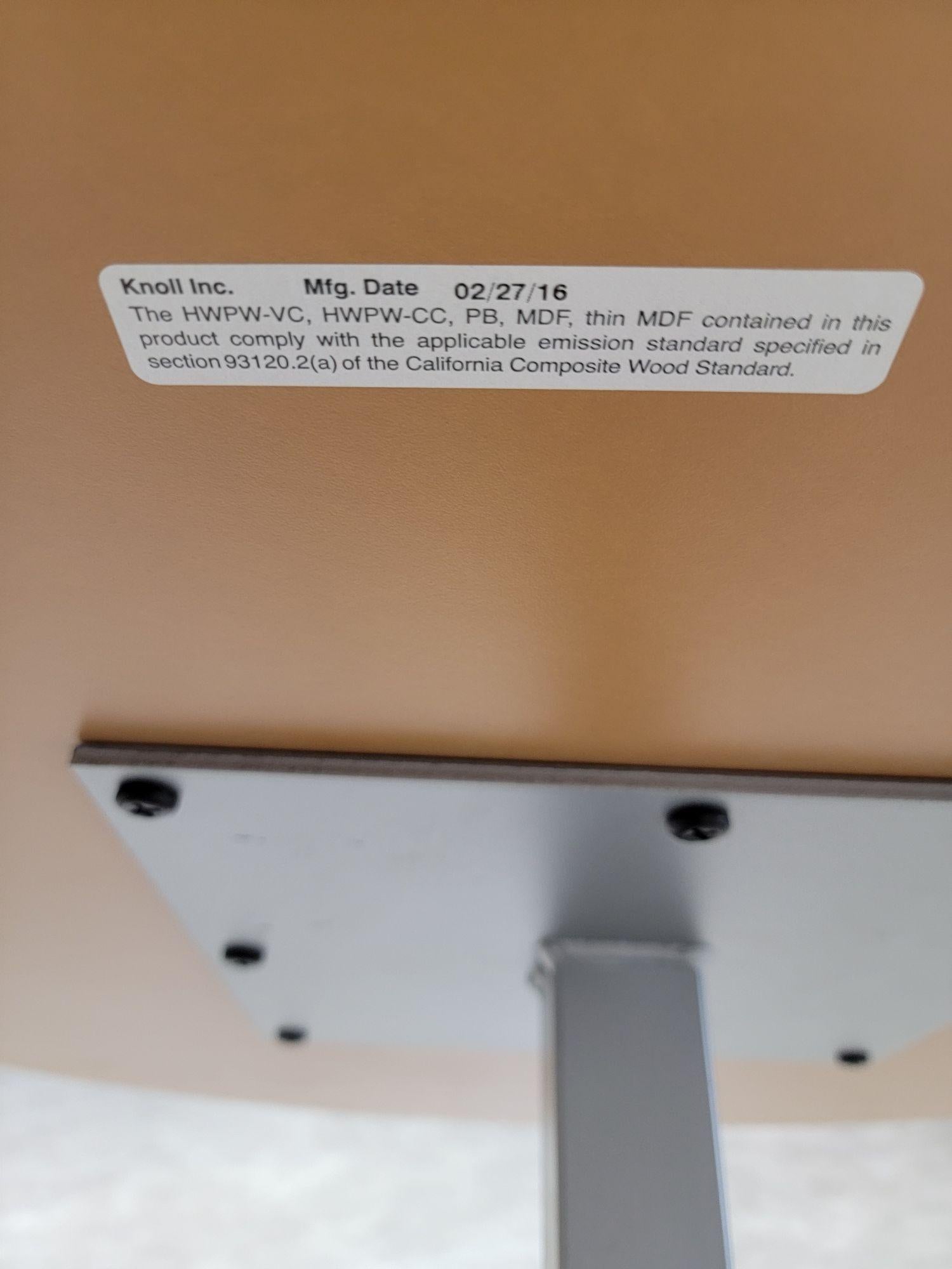 Vintage Mid Century Modern Weißer Runder Tisch von Knoll im Zustand „Gut“ im Angebot in Chicago, IL