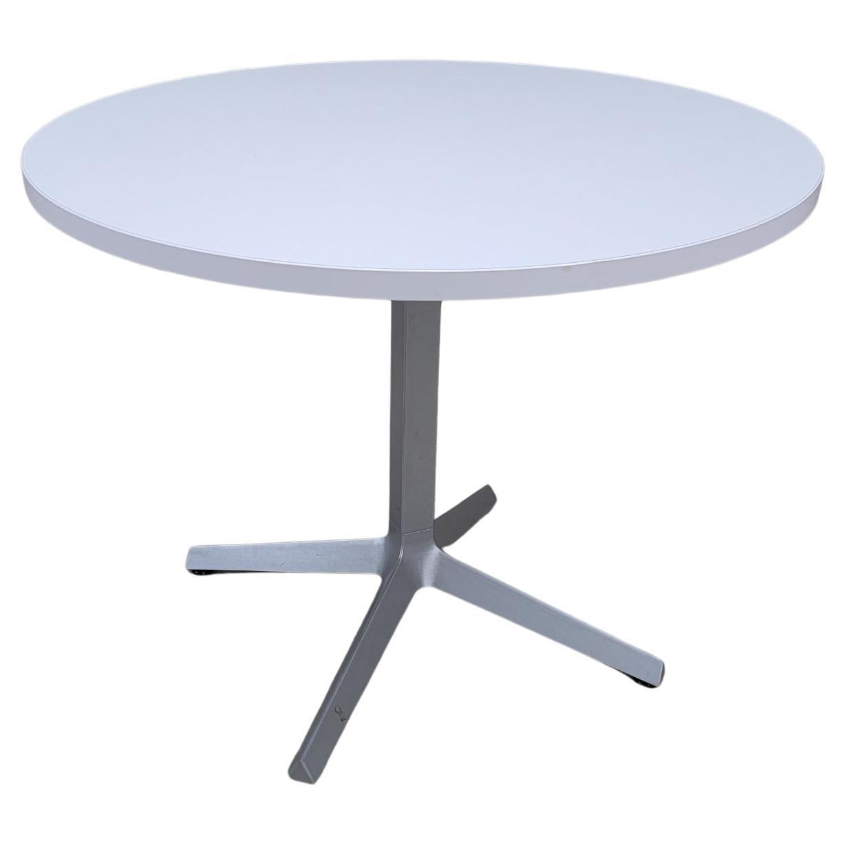 Vintage Mid Century Modern Weißer Runder Tisch von Knoll im Angebot