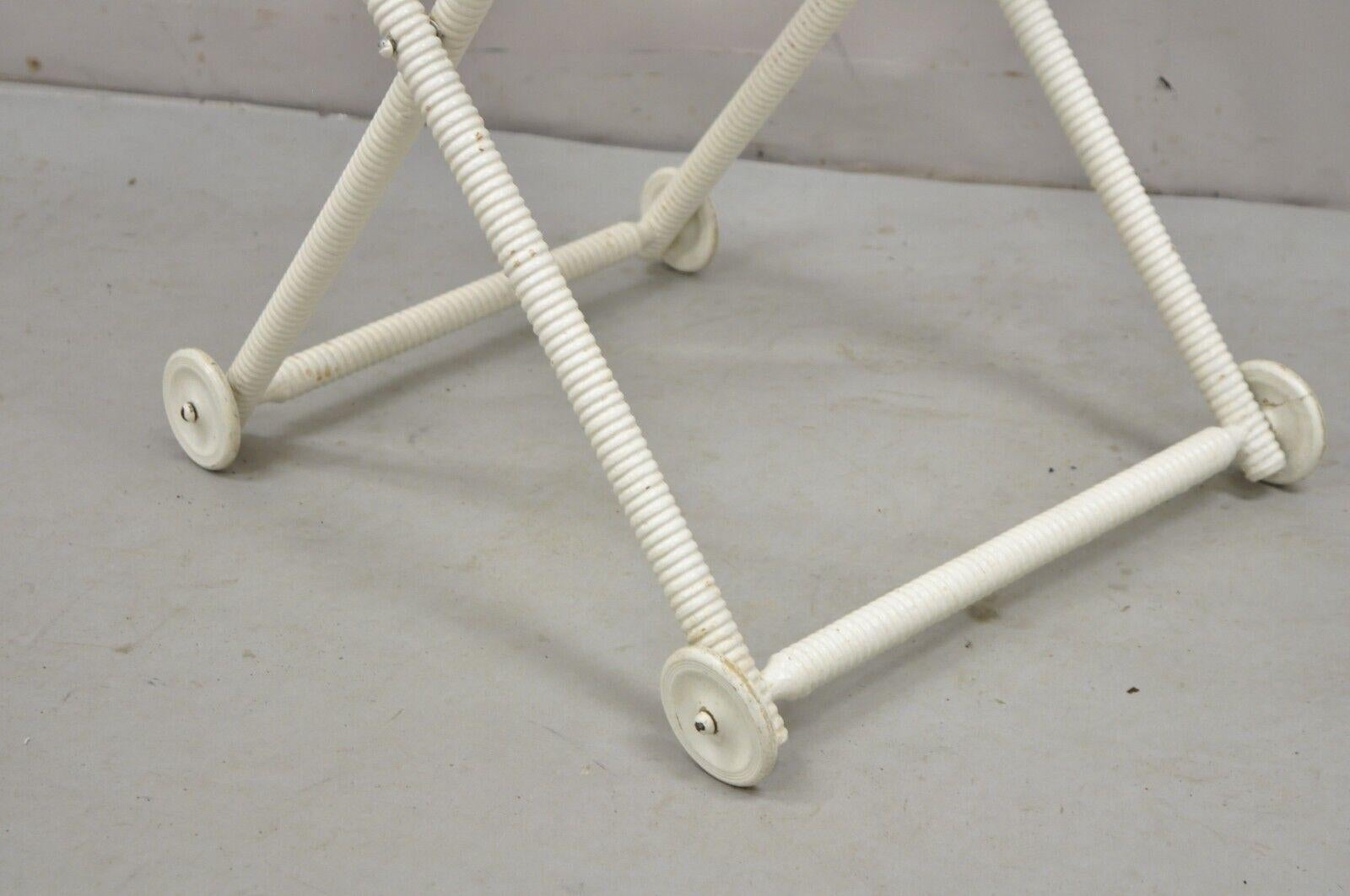 Vintage Mid Century Modern Blanco Pequeño Carrete Tallado Plegable Carrito de Bar Mesa Auxiliar en venta 4