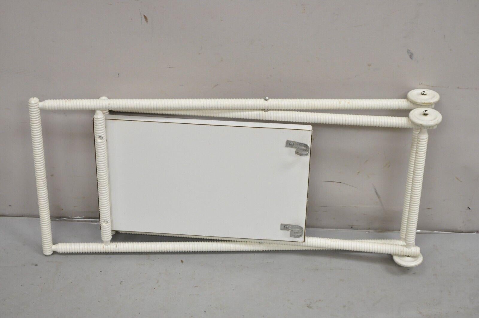 Vintage Mid Century Modern Blanco Pequeño Carrete Tallado Plegable Carrito de Bar Mesa Auxiliar en venta 5