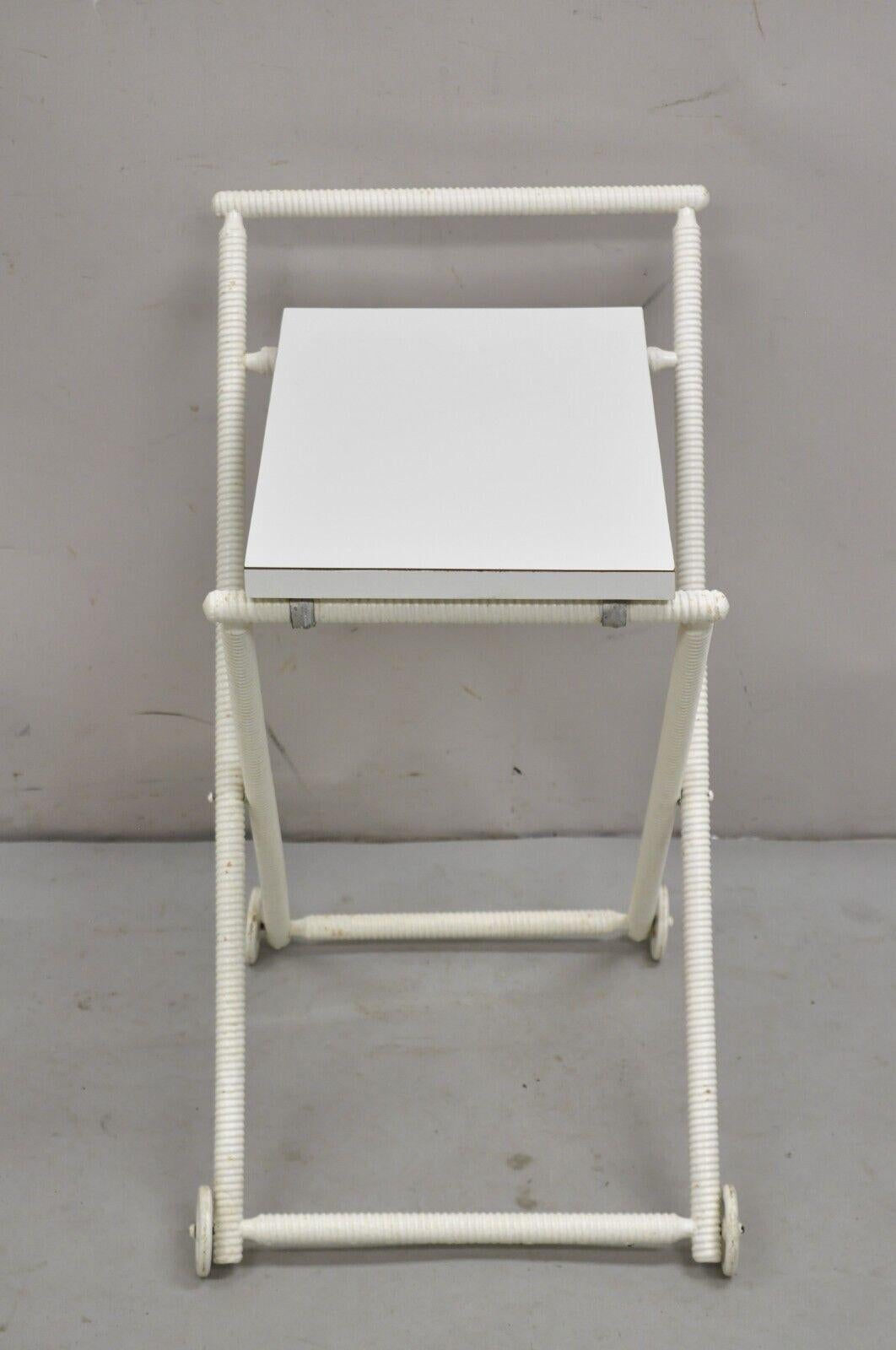 Vintage Mid Century Modern Blanco Pequeño Carrete Tallado Plegable Carrito de Bar Mesa Auxiliar en venta 6
