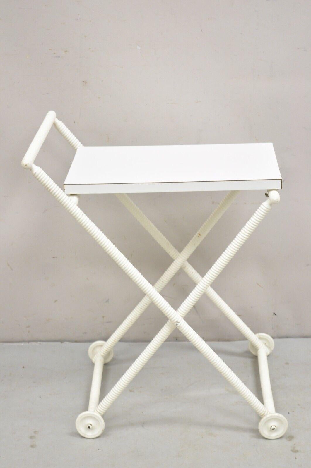 Vintage Mid Century Modern Blanco Pequeño Carrete Tallado Plegable Carrito de Bar Mesa Auxiliar en venta 7