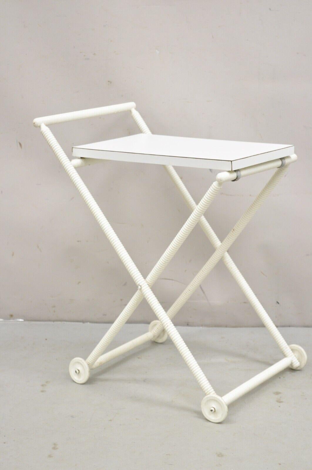 Vintage Mid Century Modern Blanco Pequeño Carrete Tallado Carrito de Bar Mesa auxiliar rodante con altura de superficie de 24