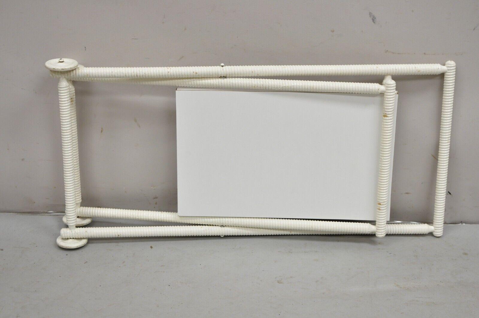 Vintage Mid Century Modern Blanco Pequeño Carrete Tallado Plegable Carrito de Bar Mesa Auxiliar en Bueno estado para la venta en Philadelphia, PA
