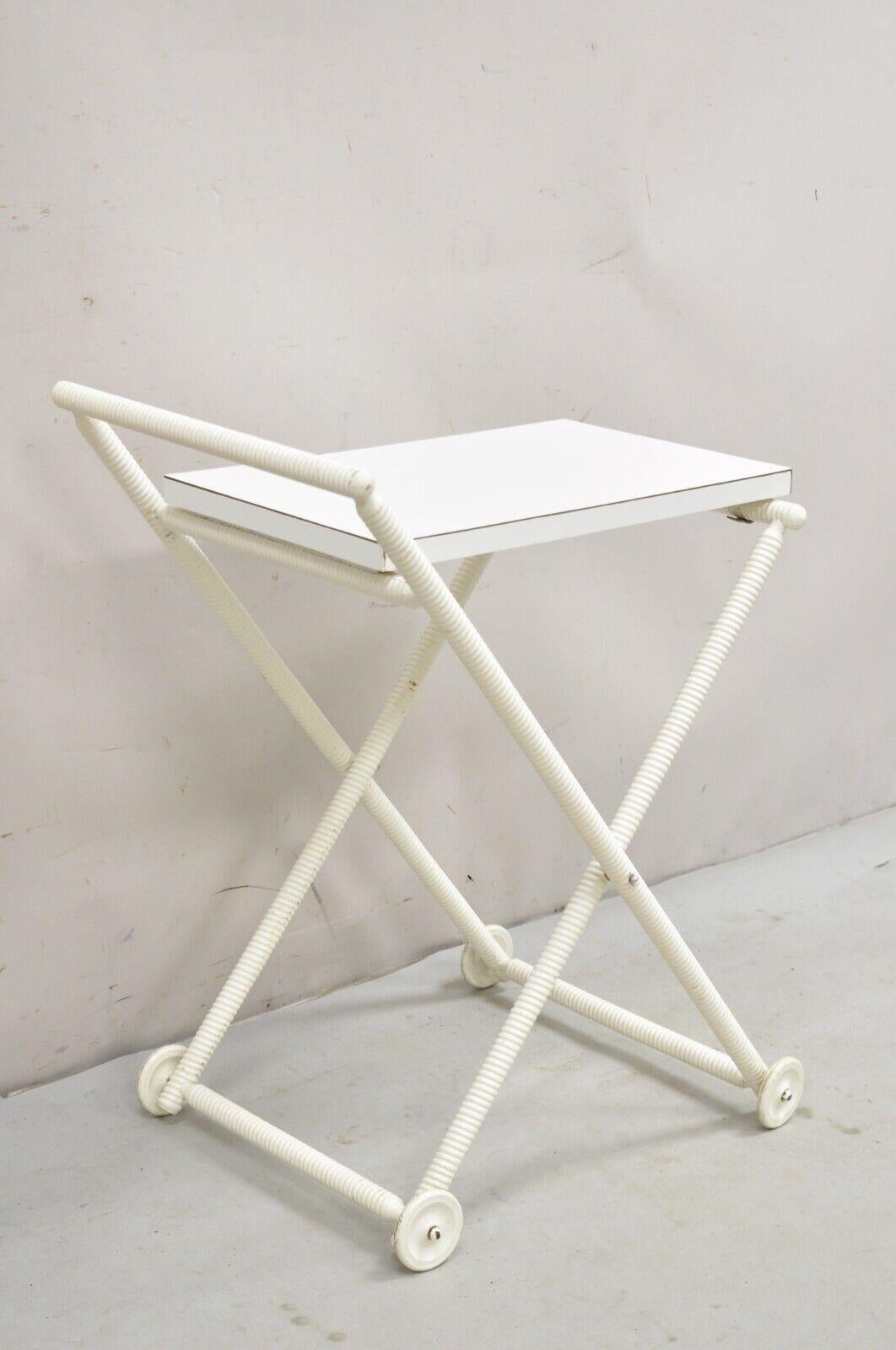 Vintage Mid Century Modern Blanco Pequeño Carrete Tallado Plegable Carrito de Bar Mesa Auxiliar siglo XX en venta