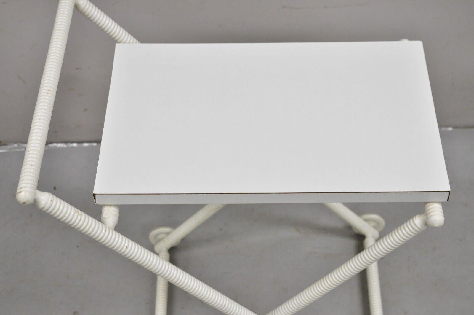 Vintage Mid Century Modern Blanco Pequeño Carrete Tallado Plegable Carrito de Bar Mesa Auxiliar Fórmica en venta