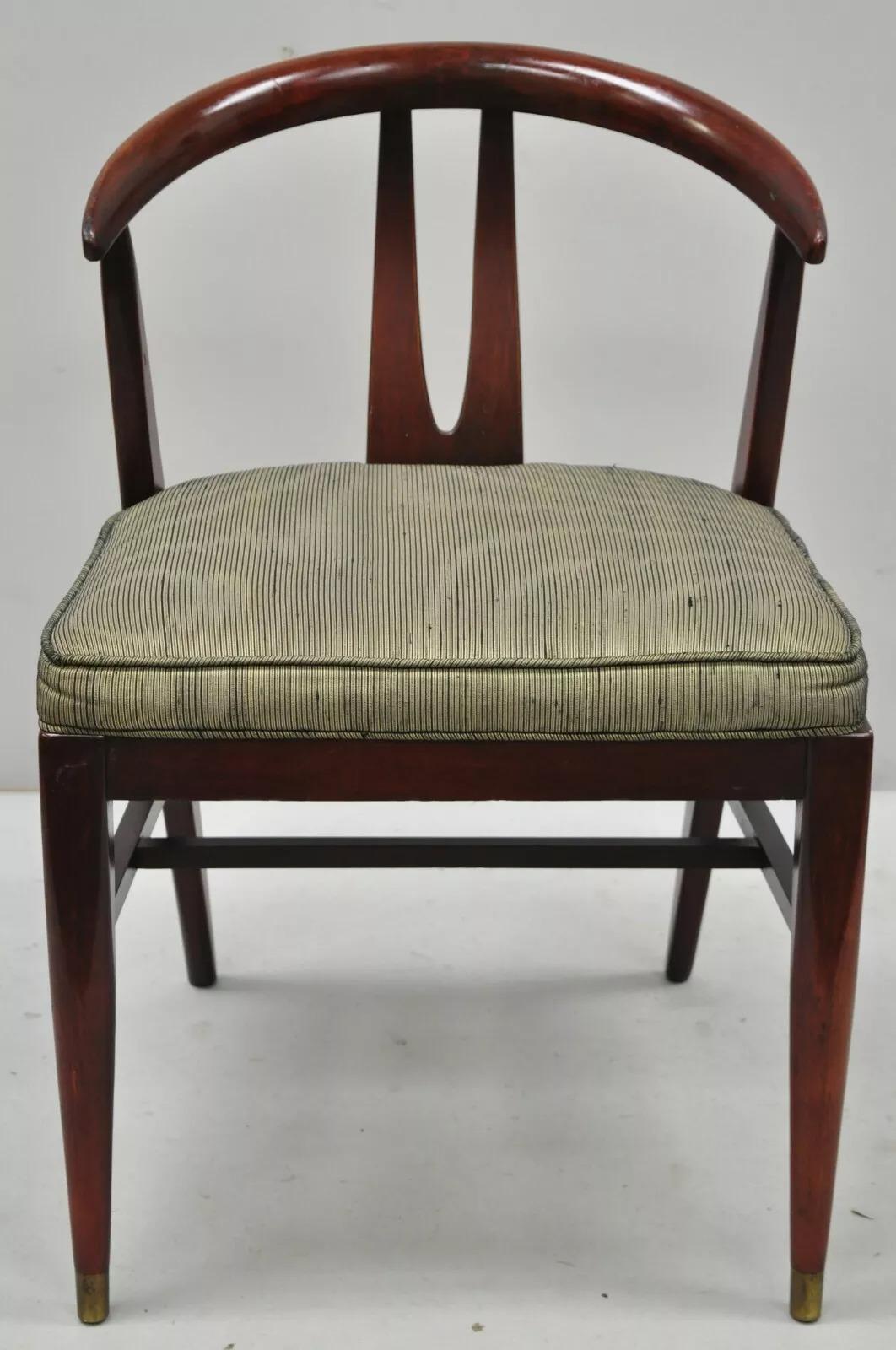 Vintage Mid Century Modern Wishbone Mahagoni Dining Side Chair (B). Einzigartige Keilzinkenverbindung an der Rückenlehne, schlanke geschwungene Form, Massivholzrahmen, gepolsterter Sitz, großartiger Stil und Form CIRCA Mitte des 20. Jahrhunderts.