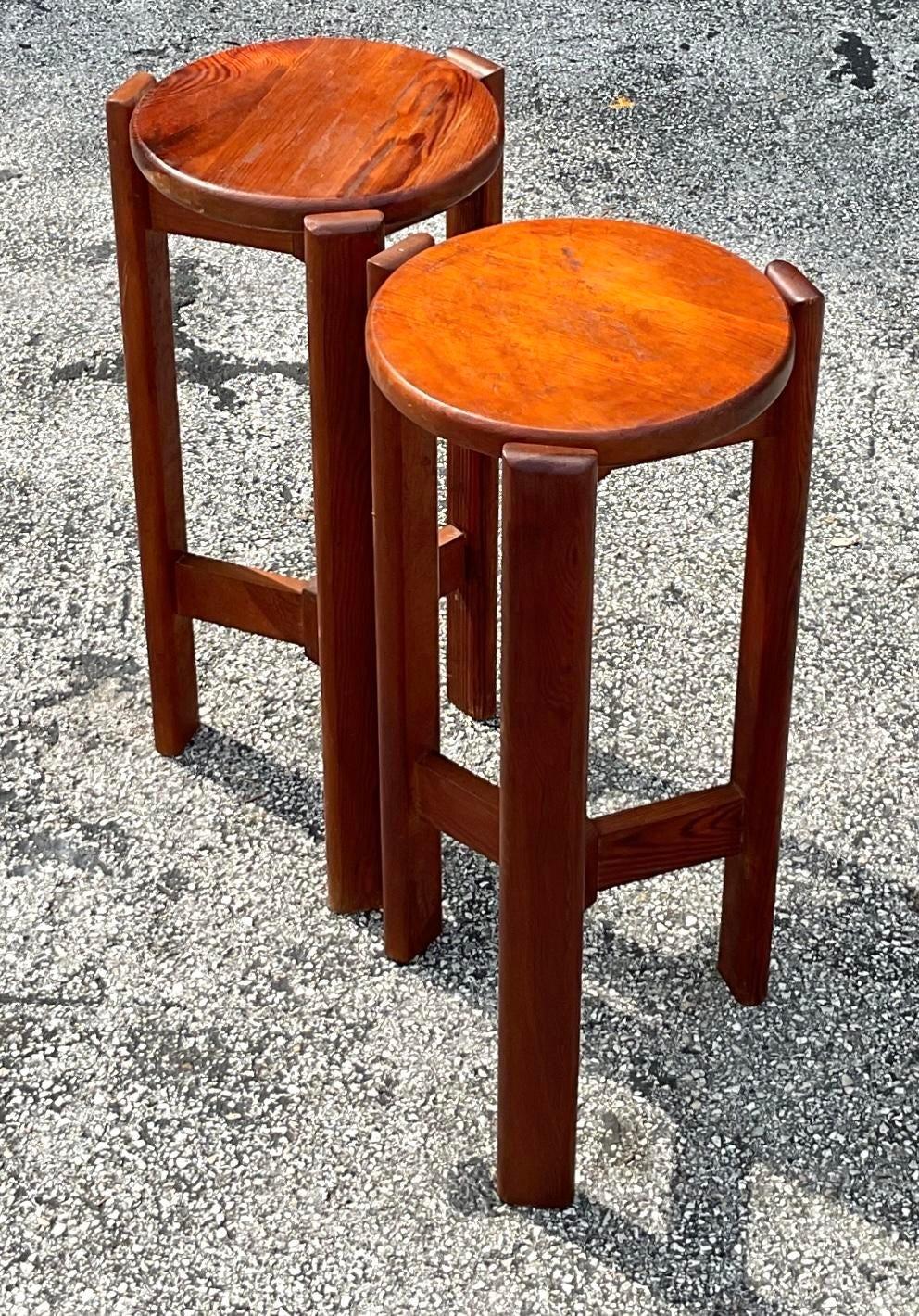 Dieses Set aus zwei MCM-Holz-Barhockern im Vintage-Stil kombiniert schlichtes modernes Design aus der Mitte des Jahrhunderts mit robuster Handwerkskunst und eignet sich perfekt, um Ihrer Bar oder Ihrem Küchentresen einen Retro-Stil zu verleihen.