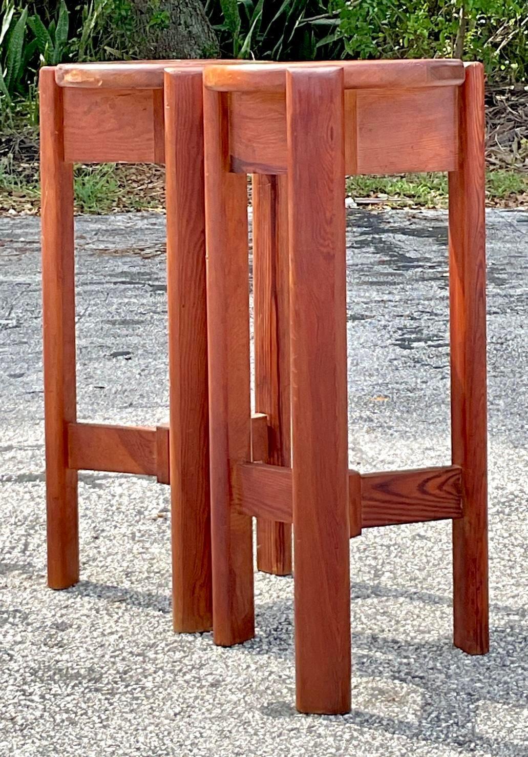 Moderne Vintage-Barhocker aus Holz aus der Mitte des Jahrhunderts – 2er-Set im Zustand „Gut“ im Angebot in west palm beach, FL