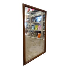 Specchio da parete vintage in stile Mid-Century Modern con cornice in legno.
