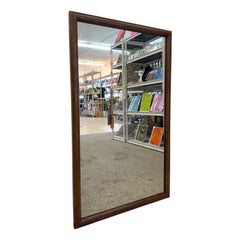 Specchio da parete vintage in stile Mid-Century Modern con cornice in legno.