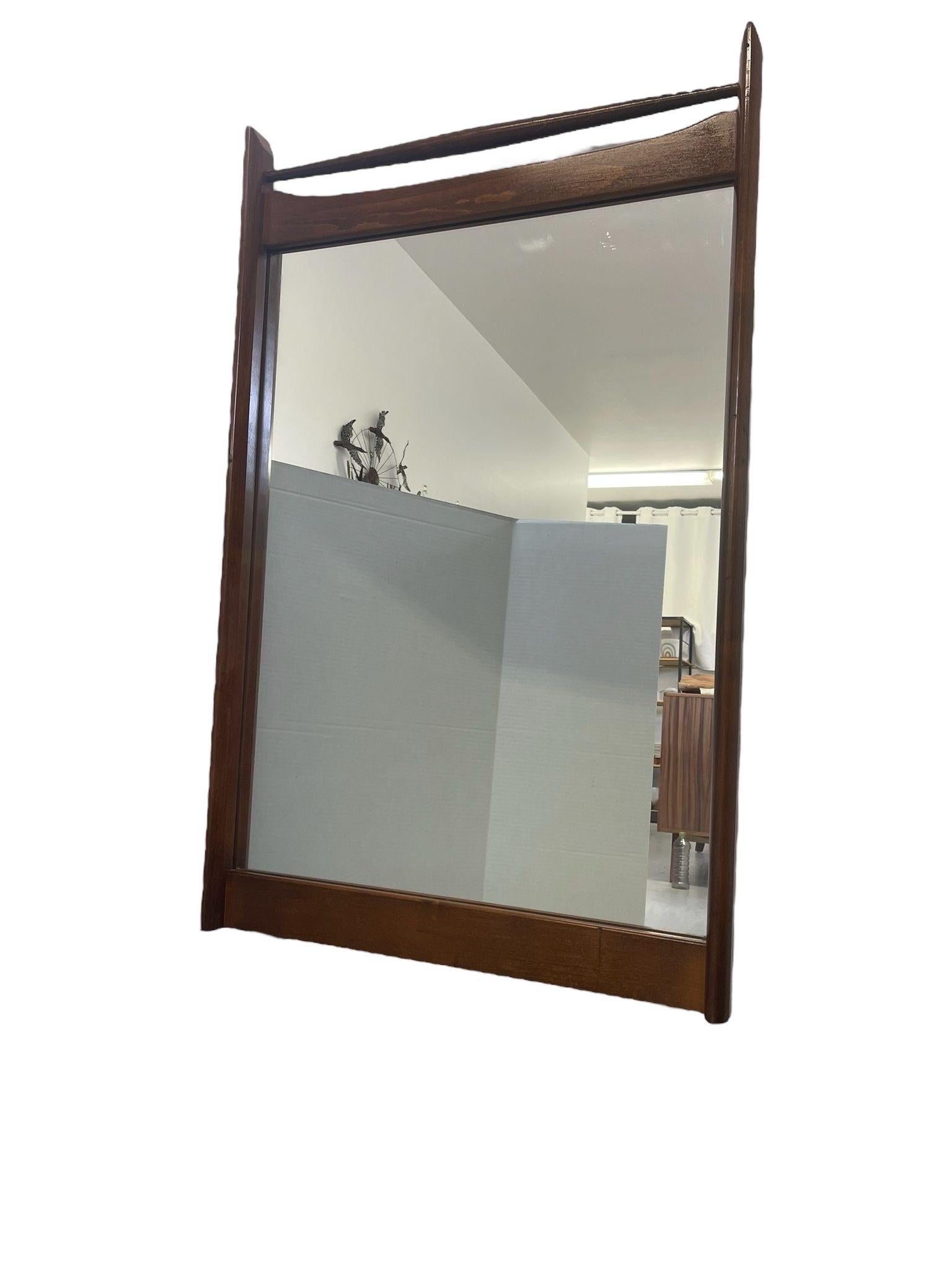 Vintage Mid Century Modern Wood Framed Mirror. (Moderne der Mitte des Jahrhunderts) im Angebot