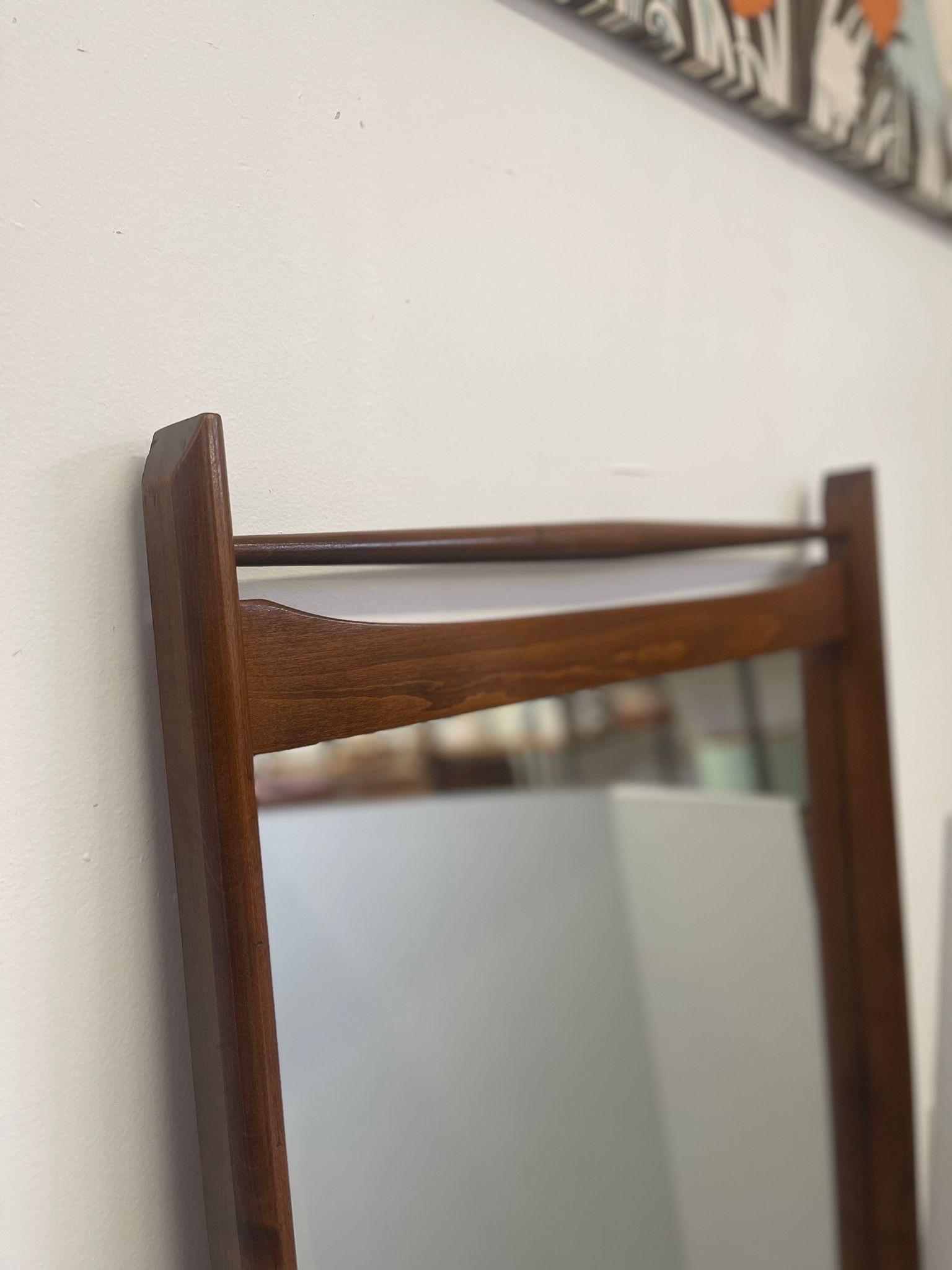 Vintage Mid Century Modern Wood Framed Mirror. (Glas) im Angebot