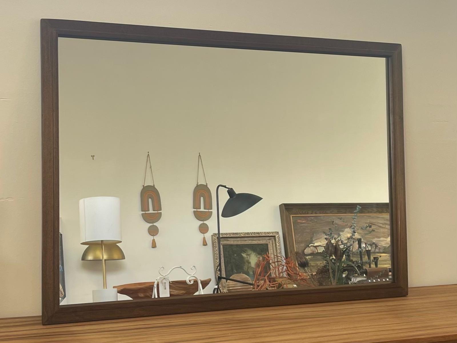 Walnuss getönten Mid Century Modern Wandspiegel. Vintage Condition Konsistent mit dem Alter wie abgebildet.

Abmessungen. 43 B; 3/4 T; 31 1/2 H