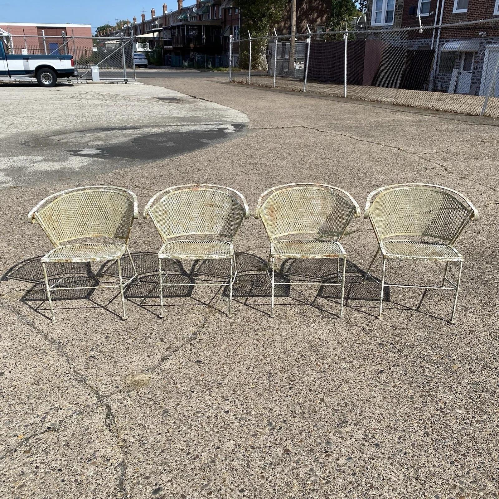 Inviaci un messaggio con il tuo codice postale per richiedere un preventivo per la spedizione negli Stati Uniti.

Set da pranzo da giardino in ferro battuto Vintage Mid Century Modern Woodard Style - 5 pezzi. L'offerta comprende (1) tavolo rotondo