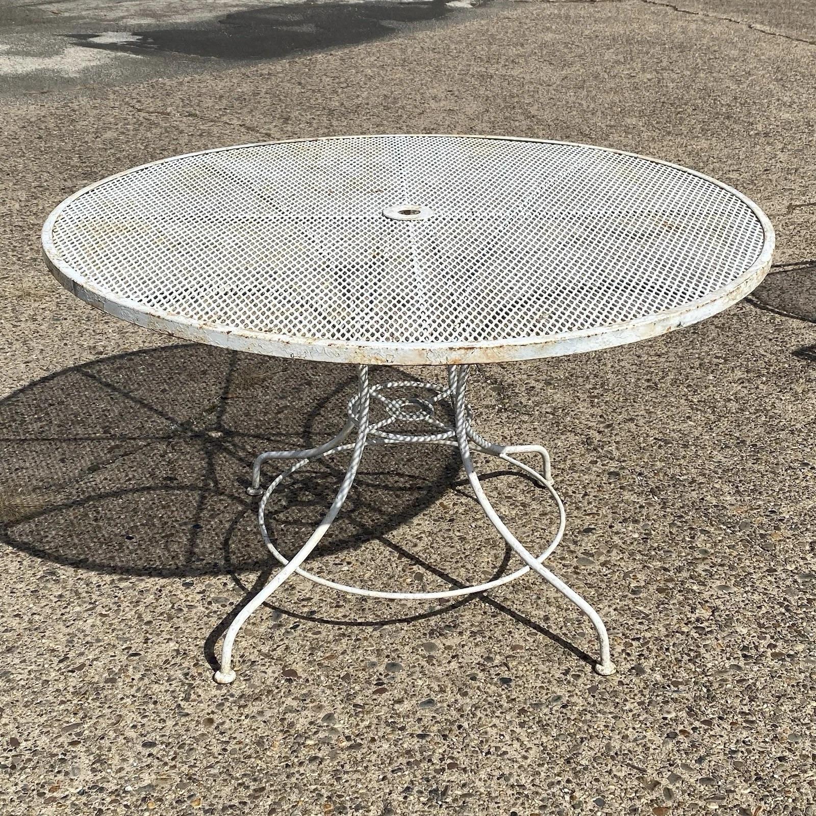 Mid-Century moderno Vintage By, stile Woodard, ferro battuto, set da pranzo per giardino e patio 5p in vendita