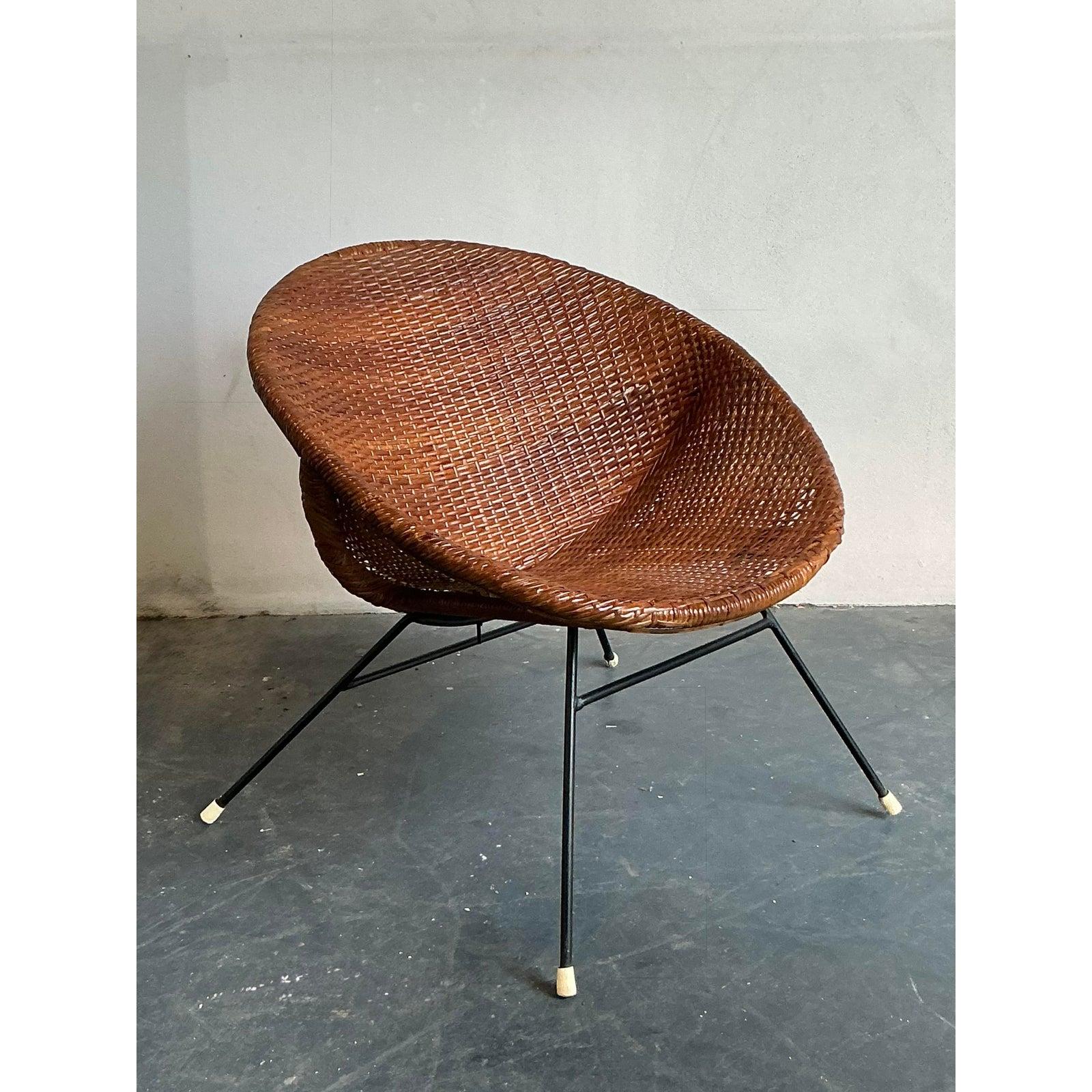 Fangen Sie die mühelose Coolness des Mid-Century-Designs mit diesem kultigen Vintage-Hoop-Stuhl ein. Die skulpturale, tief sitzende Schale, die sorgfältig von Hand aus reichhaltigem, honigfarbenem Rattan geflochten wurde, ist der Inbegriff des