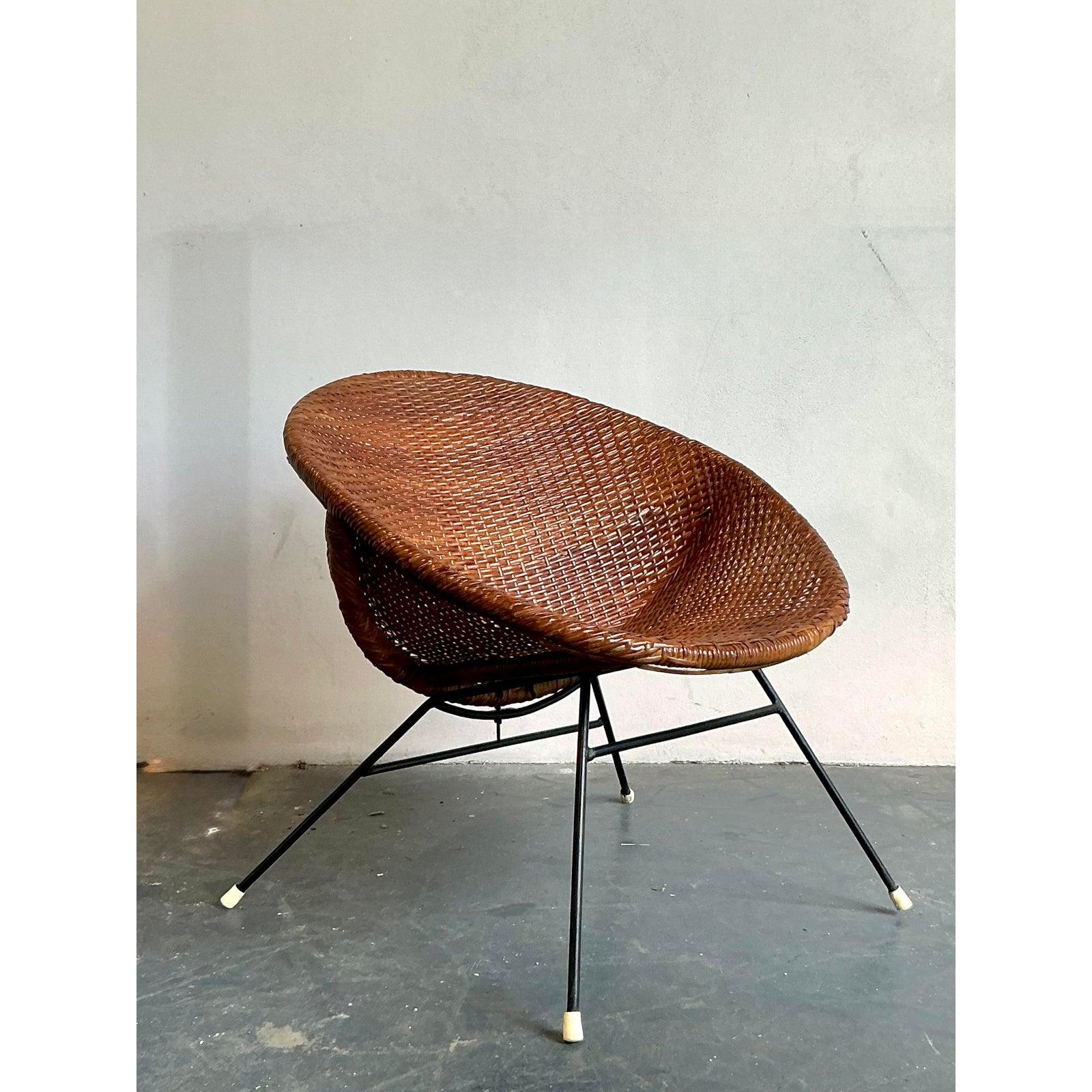 Vintage Mid-Century Modern Geflochtene Rattan Hoop Stuhl (Philippinisch) im Angebot