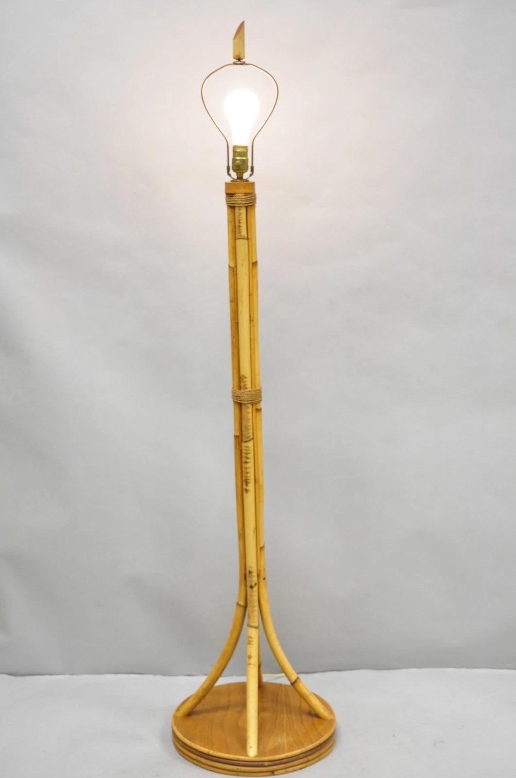 Lámpara de pie Vintage Mid Century Modern Wrapped Wooden Bamboo Tiki Room Pole en venta 4