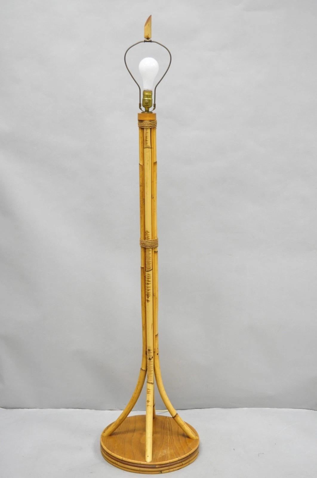Lámpara de pie Vintage Mid Century Modern Wrapped Wooden Bamboo Tiki Room Pole en venta 5
