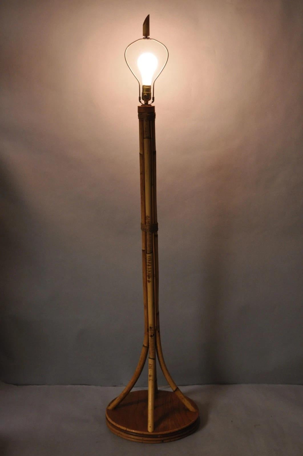 Envíanos un mensaje con tu código postal para solicitar un presupuesto de envío nacional más razonable.

Lámpara de pie Vintage Mid Century Modern Wrapped Wooden Bamboo Tiki Room Pole. Mediados del siglo XX. Medidas: 61