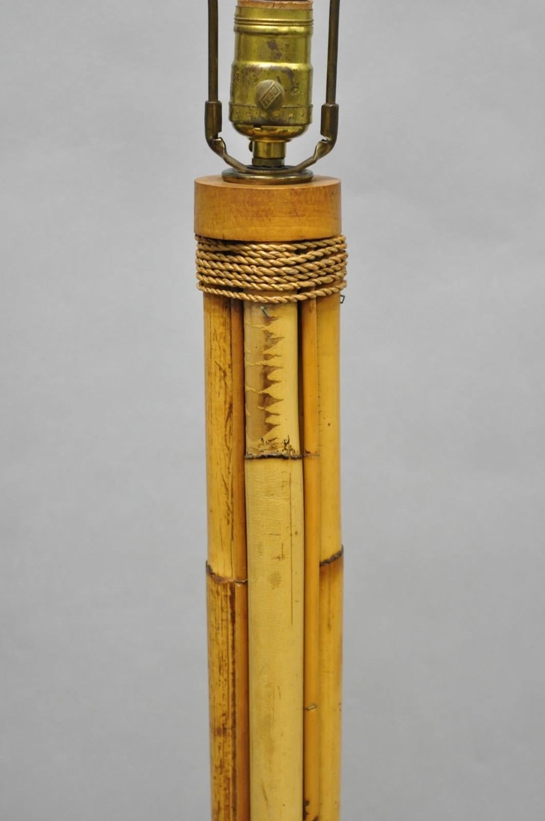 Lámpara de pie Vintage Mid Century Modern Wrapped Wooden Bamboo Tiki Room Pole Moderno de mediados de siglo en venta