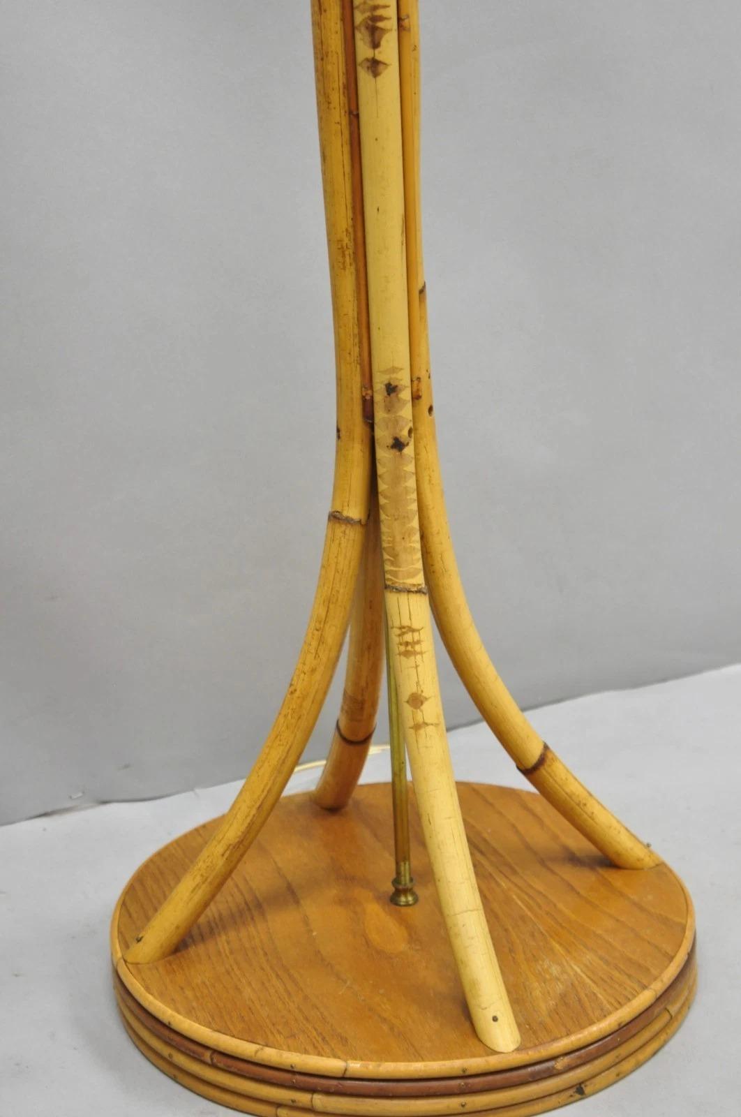 Lámpara de pie Vintage Mid Century Modern Wrapped Wooden Bamboo Tiki Room Pole en Bueno estado para la venta en Philadelphia, PA