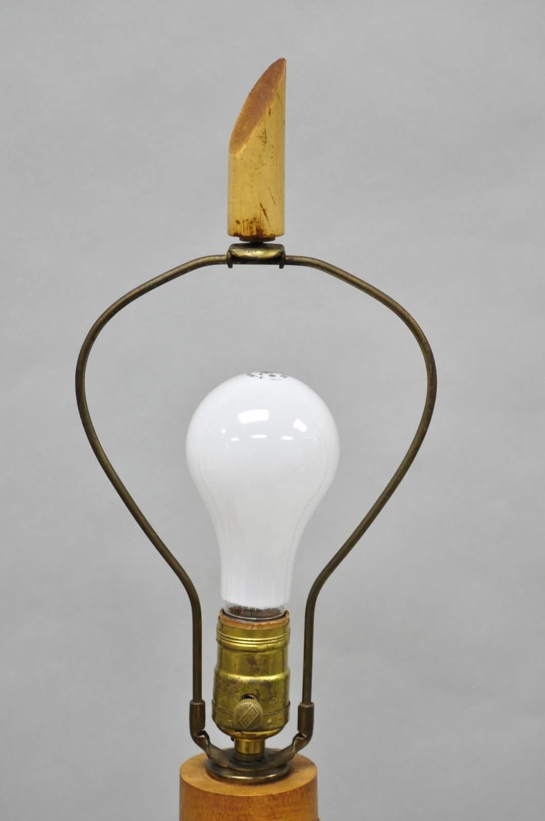 Lámpara de pie Vintage Mid Century Modern Wrapped Wooden Bamboo Tiki Room Pole siglo XX en venta