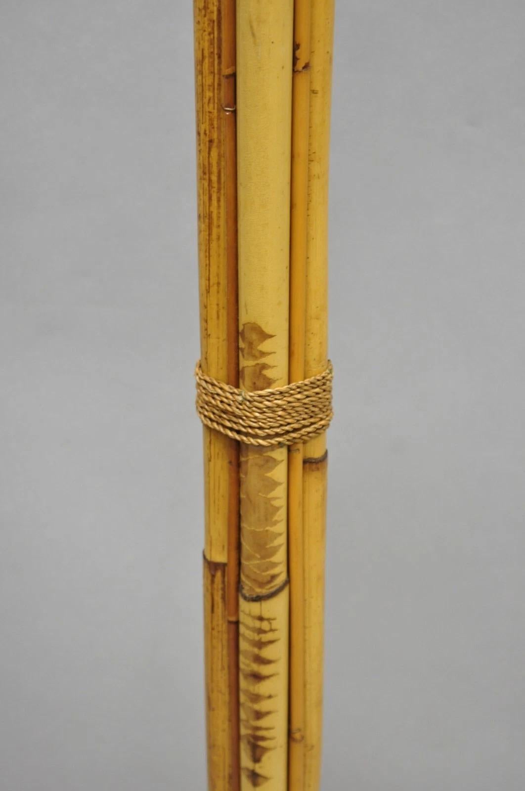 Lámpara de pie Vintage Mid Century Modern Wrapped Wooden Bamboo Tiki Room Pole Bambú en venta