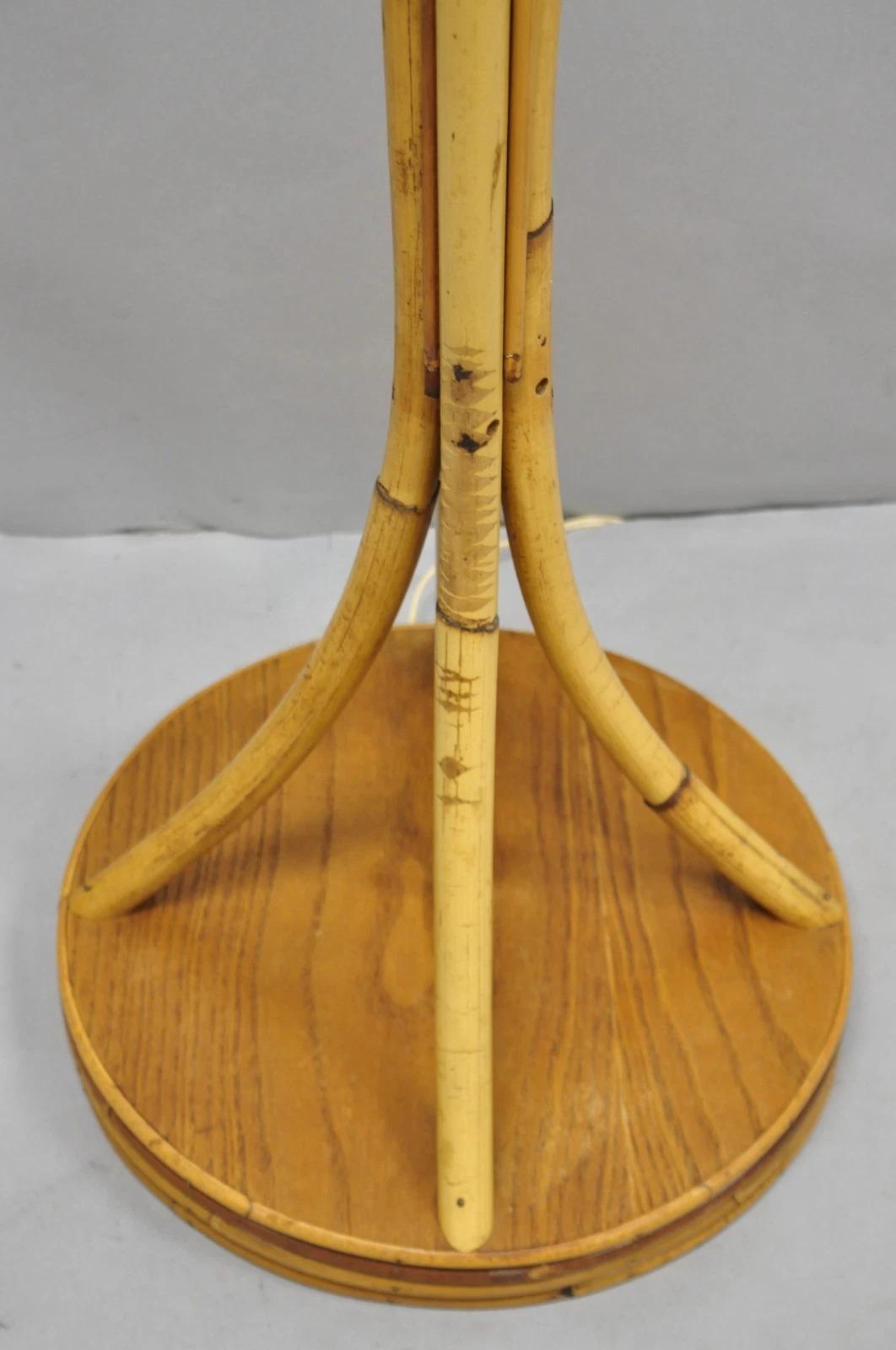 Lámpara de pie Vintage Mid Century Modern Wrapped Wooden Bamboo Tiki Room Pole en venta 1