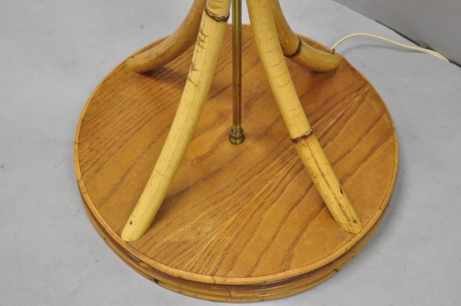 Lámpara de pie Vintage Mid Century Modern Wrapped Wooden Bamboo Tiki Room Pole en venta 2