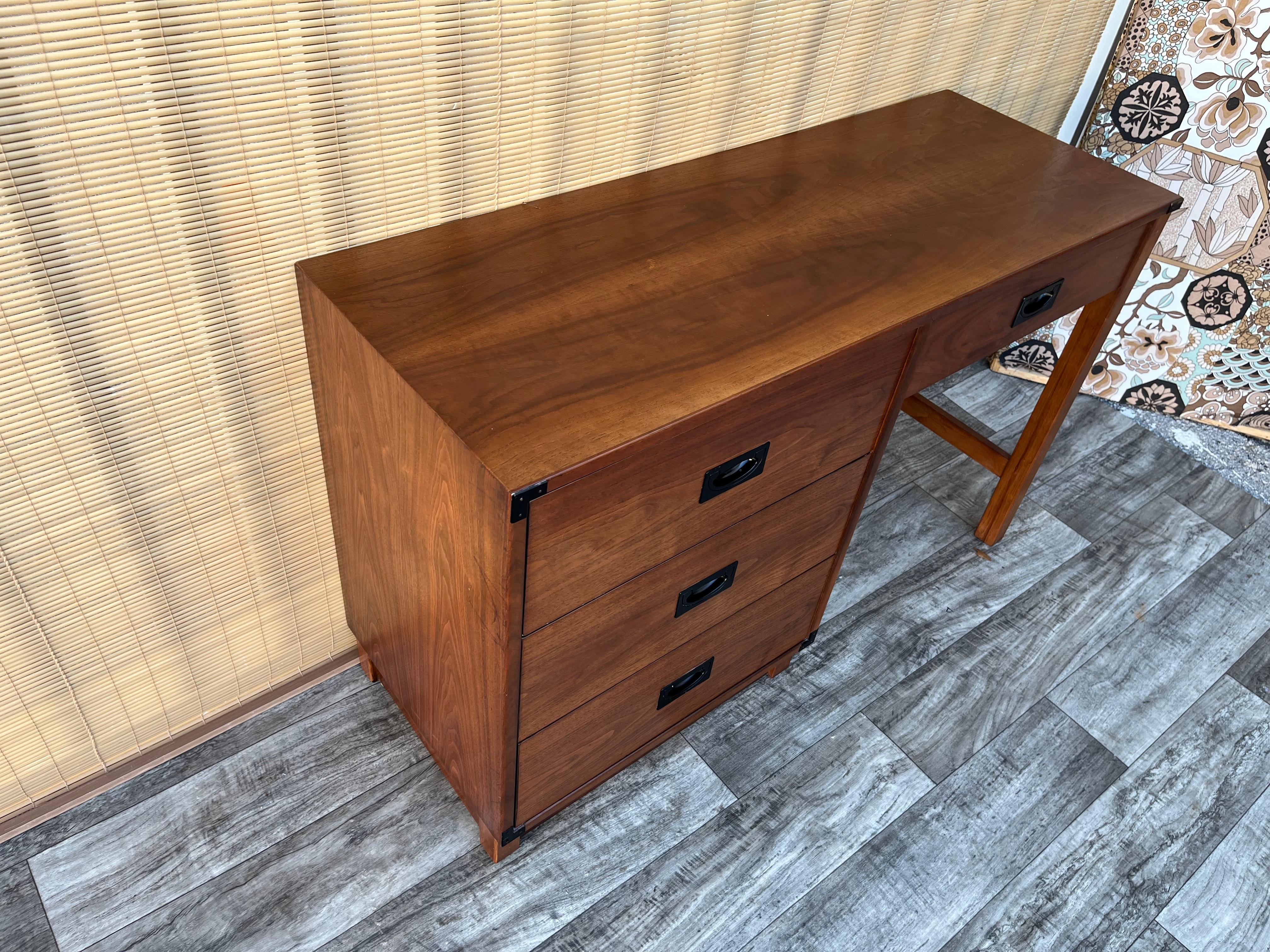 Vintage Mid-Century Modern Writing Desk by Drexel New Generation, circa 1960s  In Good Condition In Miami, FL