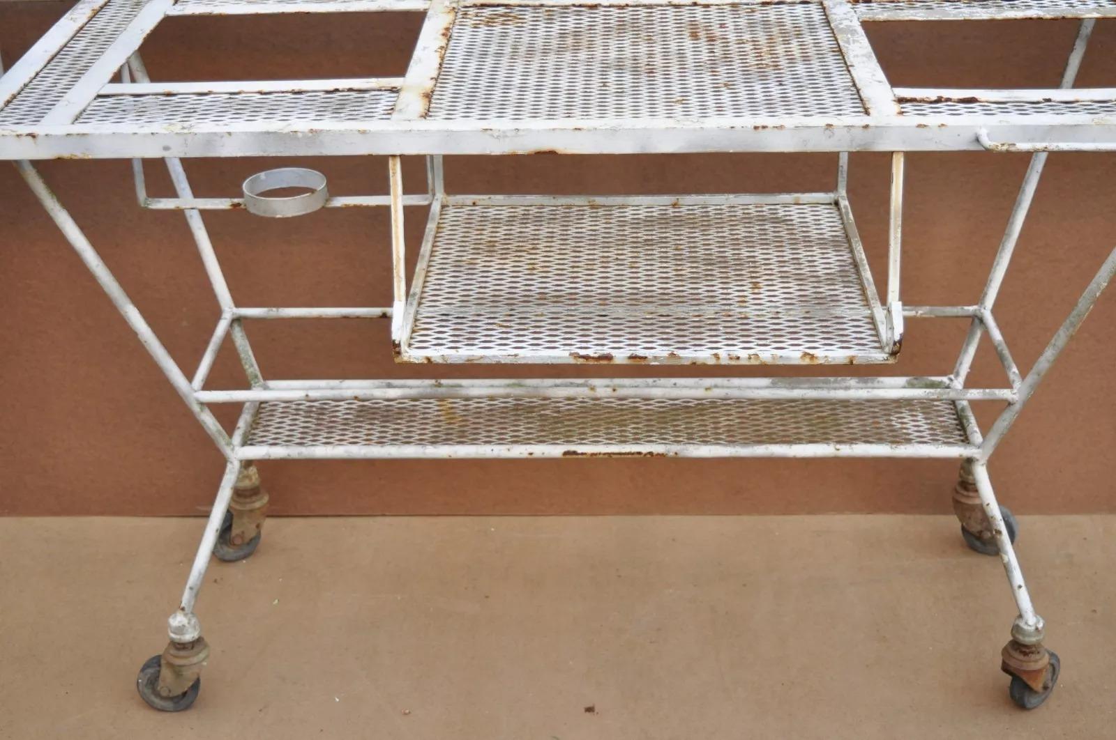 Vintage Mid Century Modern Wrought Iron Metal Mesh Rolling Bar Cart Table In Good Condition In Philadelphia, PA