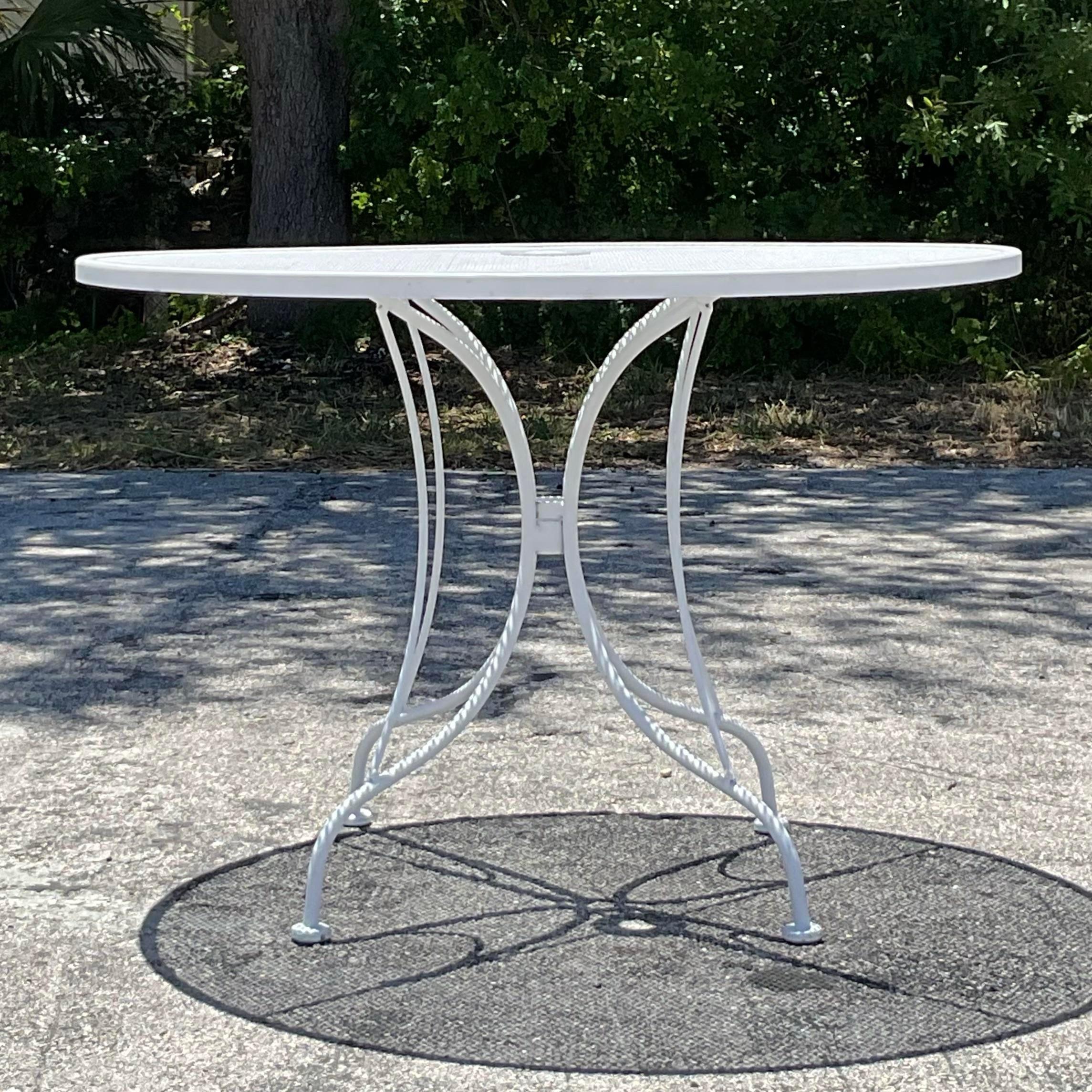 Vintage Mid-Century Modern Wrought Iron Outdoor Dining Set of 5 For Sale 5