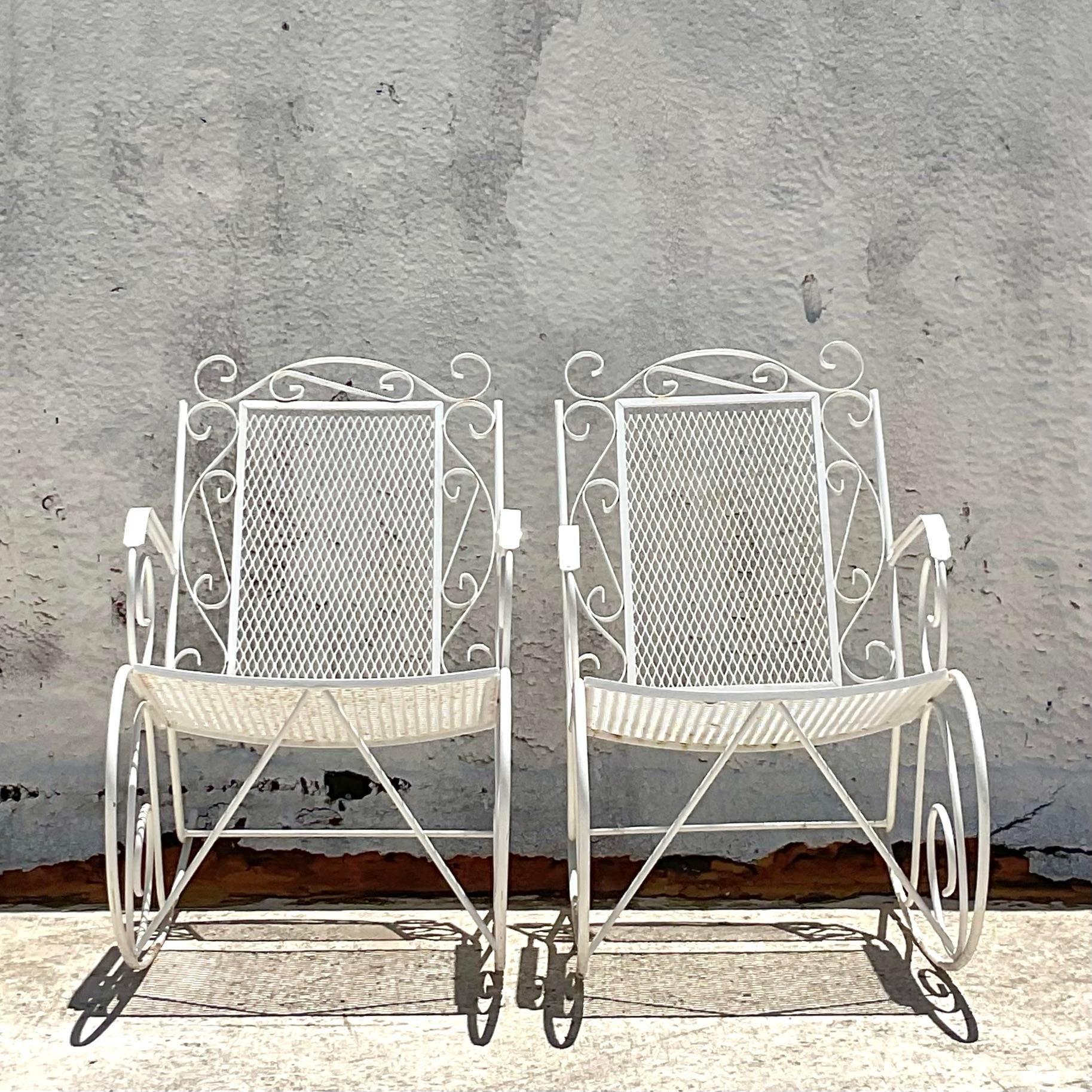 Mejora tu descanso al aire libre con este par de mecedoras vintage MCM de hierro forjado. Estas mecedoras de estilo americano combinan el diseño moderno de mediados de siglo con una duradera construcción de hierro forjado, proporcionando estilo y