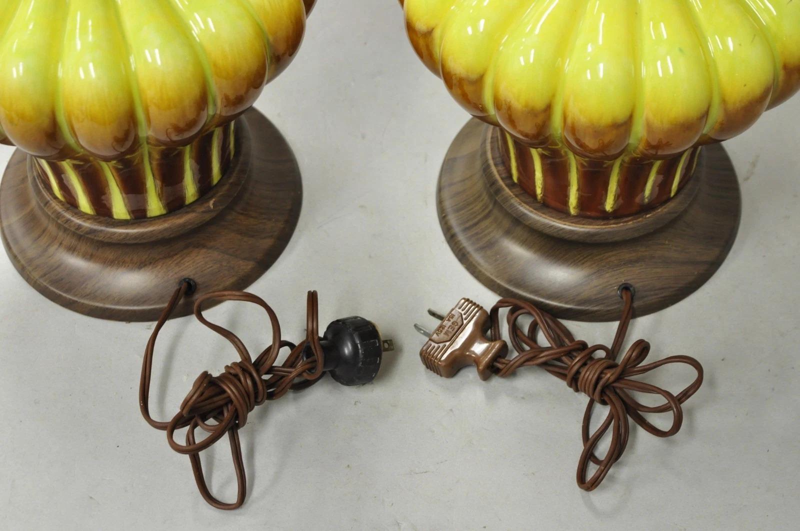 Paire de lampes de table Vintage Mid Century Modern Yellow Brown Sculpted Ceramic Pottery en vente 3