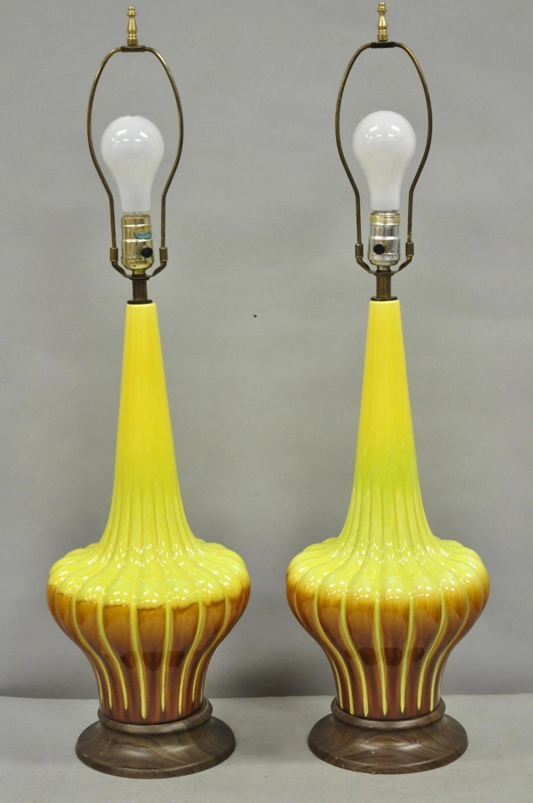 Paire de lampes de table Vintage Mid Century Modern Yellow Brown Sculpted Ceramic Pottery en vente 4