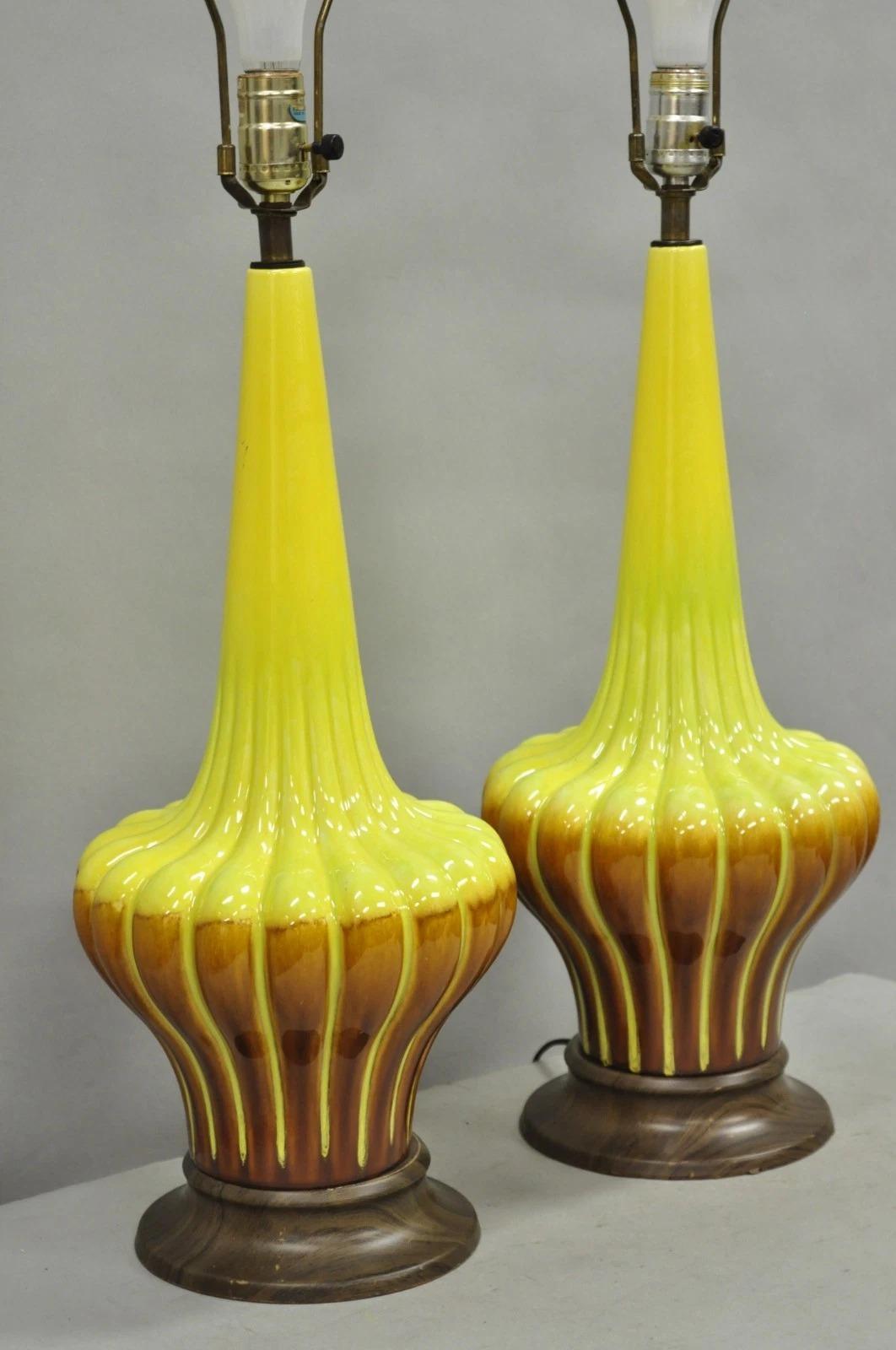 Mid-Century Modern Paire de lampes de table Vintage Mid Century Modern Yellow Brown Sculpted Ceramic Pottery en vente