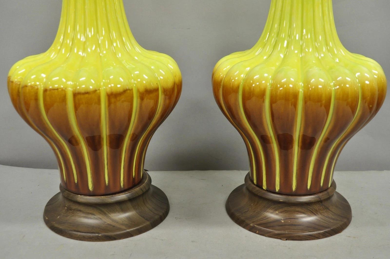 Inconnu Paire de lampes de table Vintage Mid Century Modern Yellow Brown Sculpted Ceramic Pottery en vente